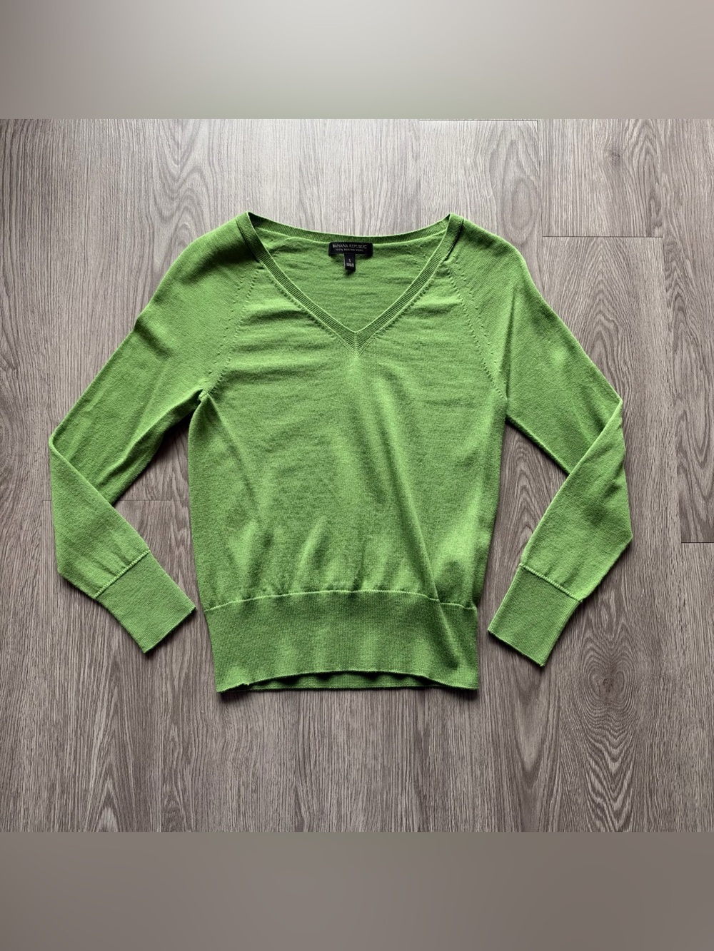 Banana Republic 100% merino wool v-neck sweater